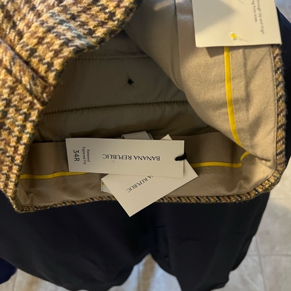 Banana Republic relaxed tapered fit suit. Jacket and pants. - Picture 8 of 9